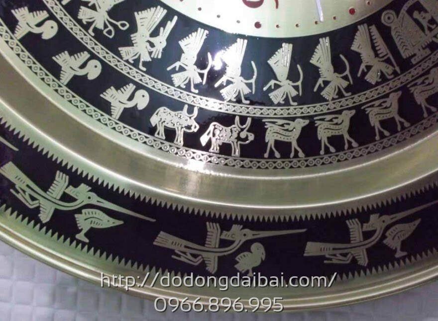 Đồng hồ mặt trống đồng động cơ máy Nhật đk 40cm. Đây là mặt trống đồng được chế tác hình dạng một chiếc Mâm. Bề mặt được khắc hoa văn trống đồng và bản đồ Việt Nam