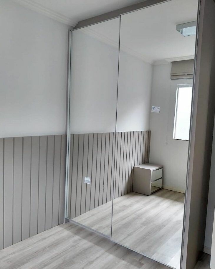 gương dán tường phòng ngủ