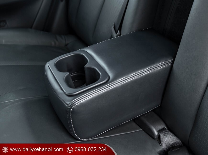 Tựa tay hàng ghế thứ 2 của xe triton 2.4 AT 1 cầu