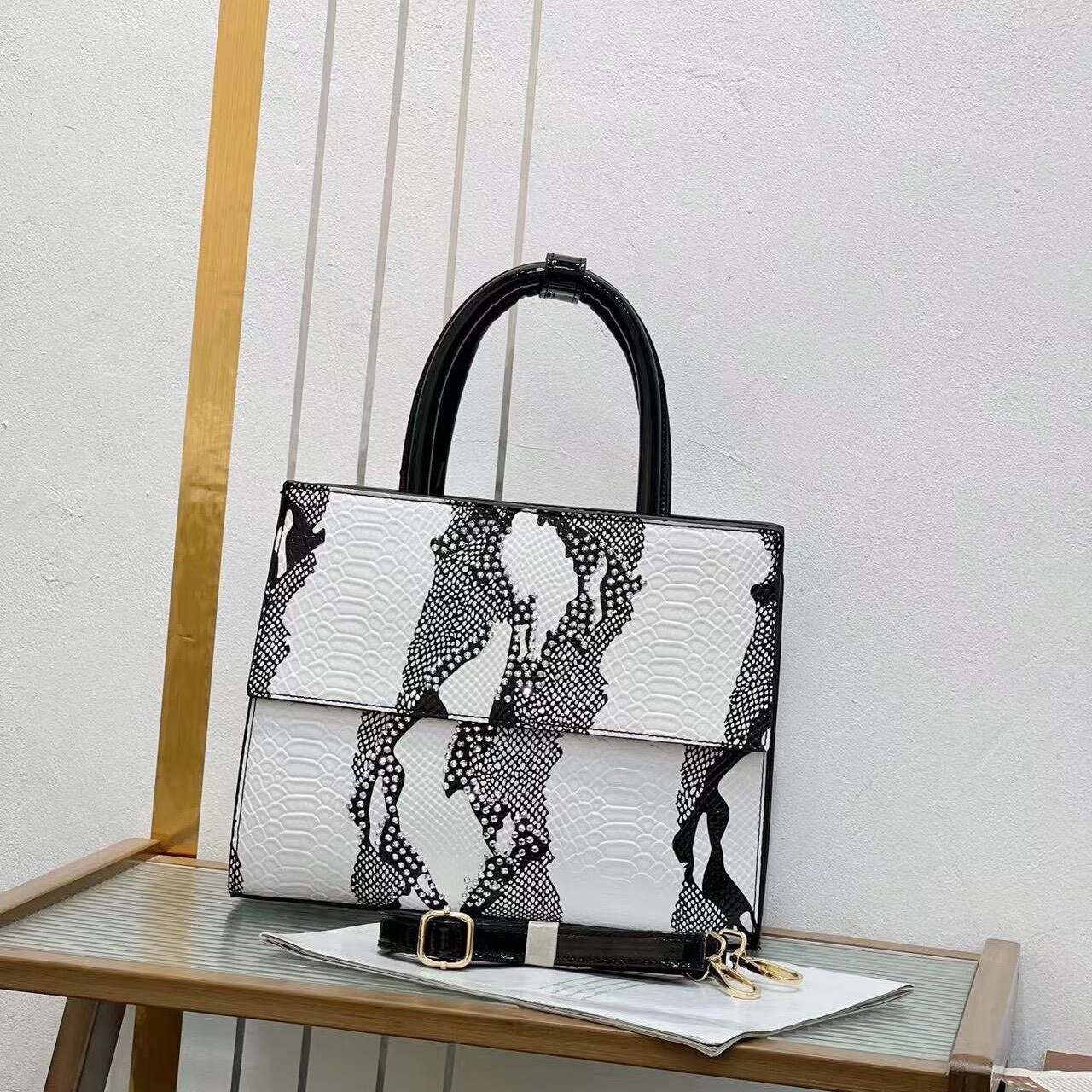 30 MẪU TÚI DỰ TIỆC DA TRĂN PHỦ BÓNG KHIẾN BẠN KHÔNG THỂ RỜI MẮT