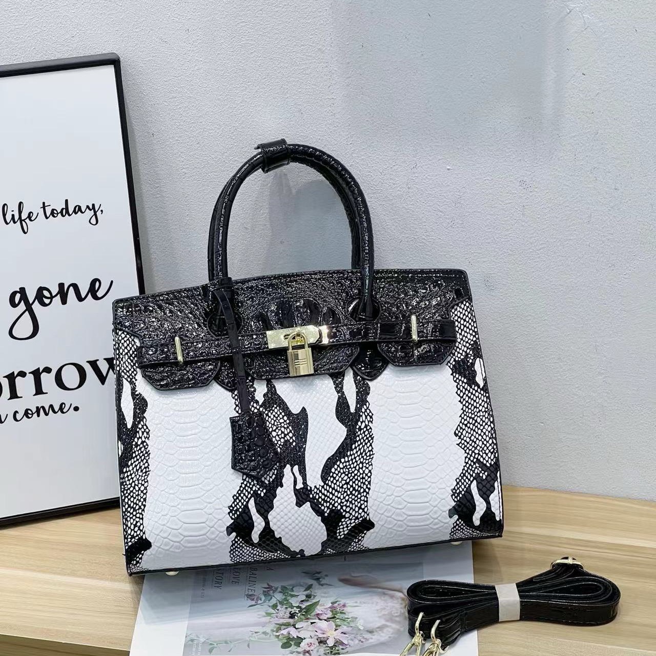 30 MẪU TÚI DỰ TIỆC DA TRĂN PHỦ BÓNG KHIẾN BẠN KHÔNG THỂ RỜI MẮT