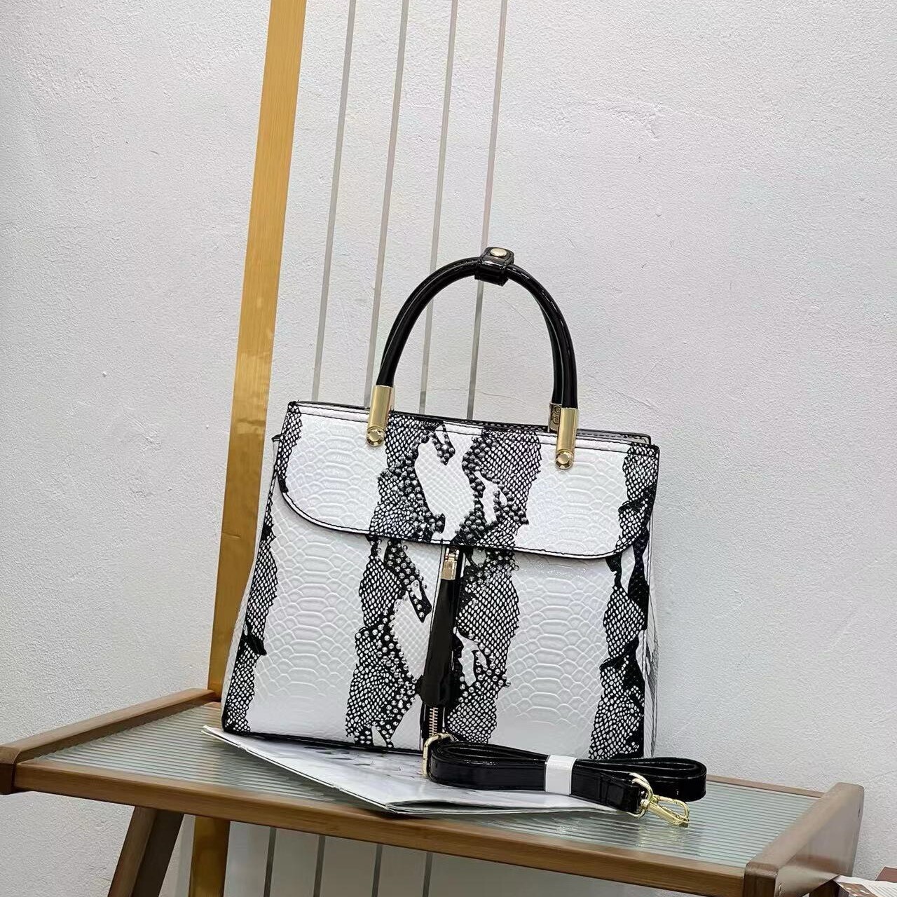 30 MẪU TÚI DỰ TIỆC DA TRĂN PHỦ BÓNG KHIẾN BẠN KHÔNG THỂ RỜI MẮT