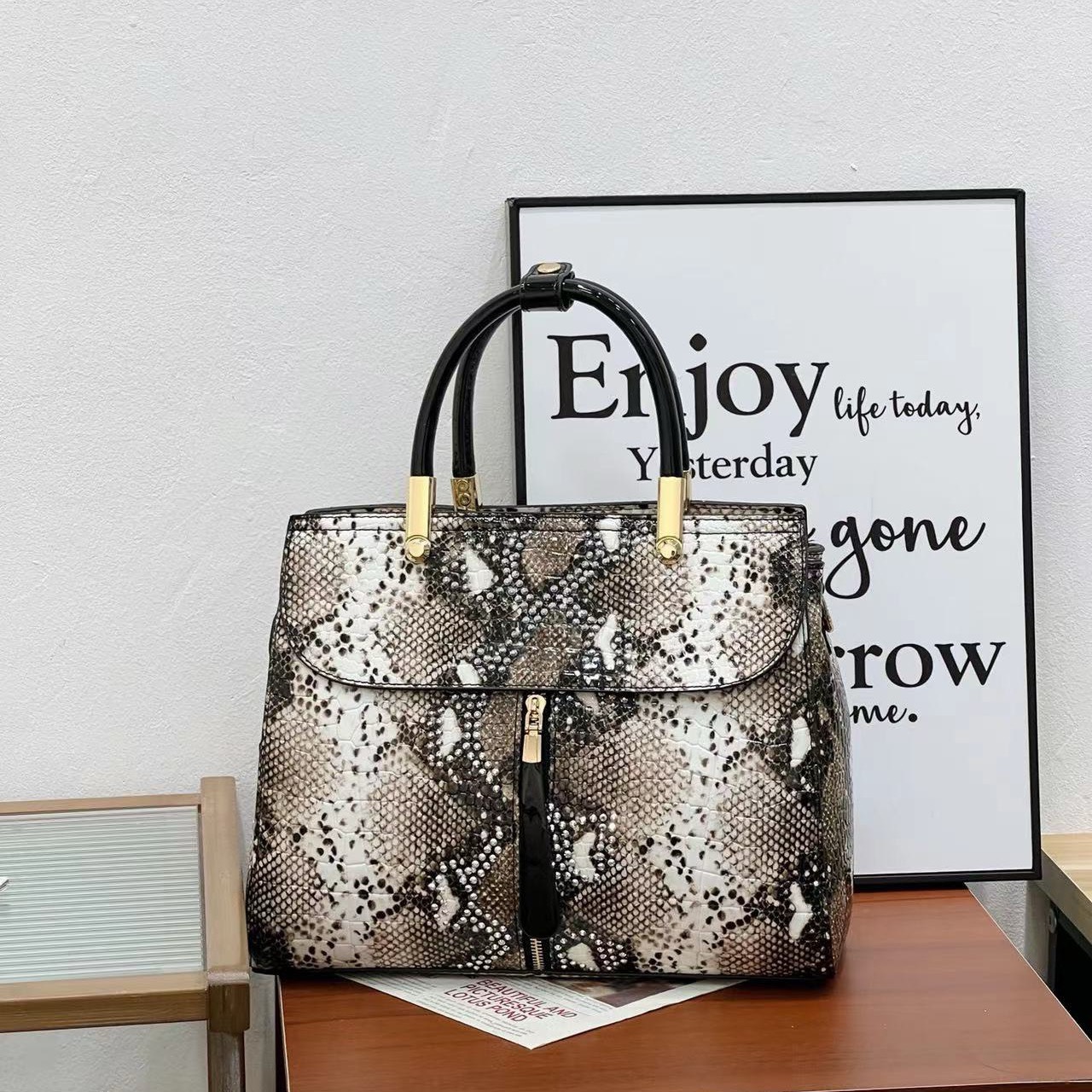 30 MẪU TÚI DỰ TIỆC DA TRĂN PHỦ BÓNG KHIẾN BẠN KHÔNG THỂ RỜI MẮT