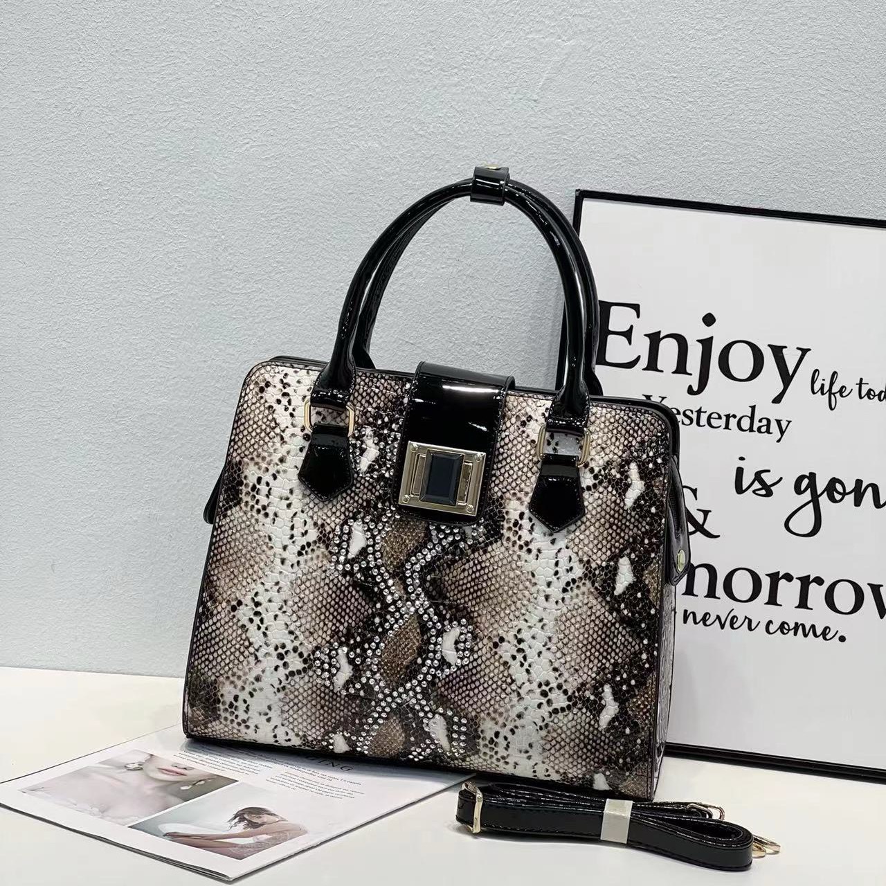 30 MẪU TÚI DỰ TIỆC DA TRĂN PHỦ BÓNG KHIẾN BẠN KHÔNG THỂ RỜI MẮT