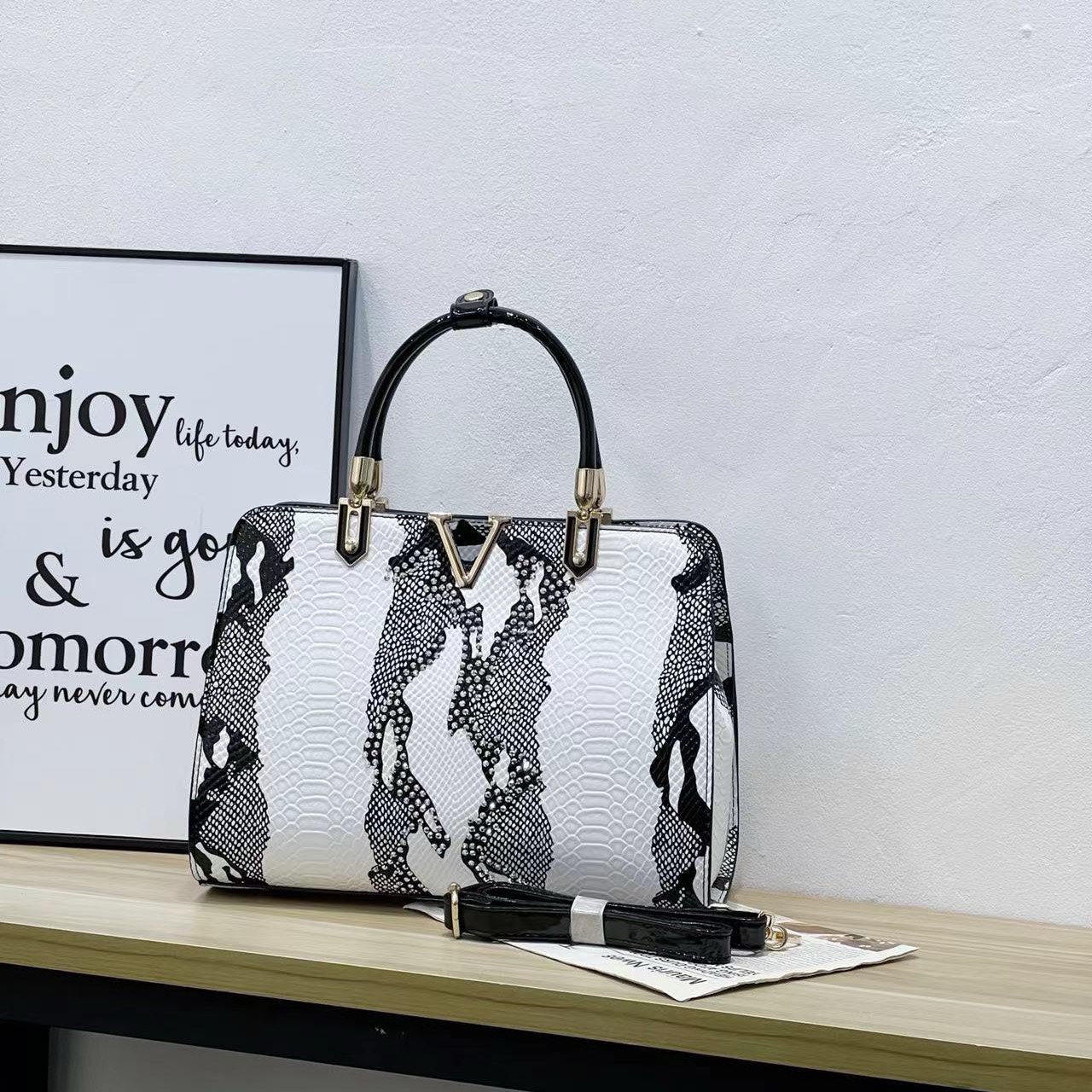 30 MẪU TÚI DỰ TIỆC DA TRĂN PHỦ BÓNG KHIẾN BẠN KHÔNG THỂ RỜI MẮT