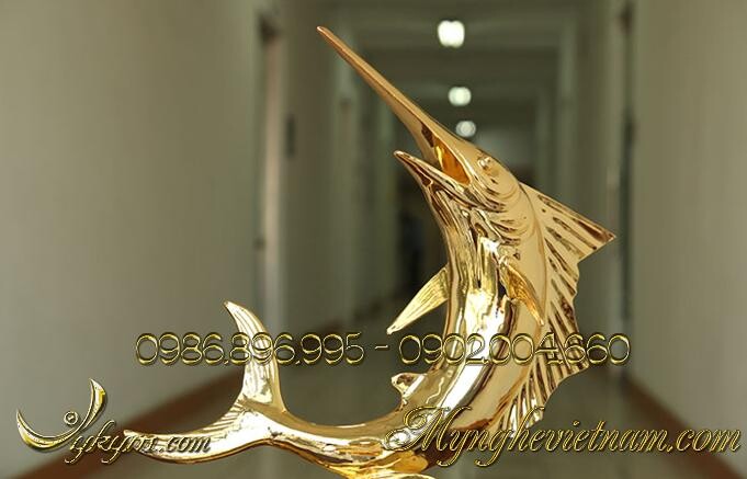 Tượng cá kiếm bằng đồng mạ vàng 24k
