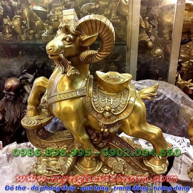 Tượng dê đồng cõng kim nguyên bảo đứng gậy như ý