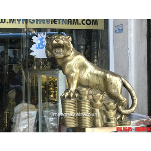 Tượng hổ đồng đứng trên tiền cao 30cm.