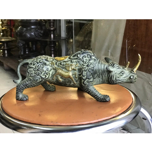 Tượng tê giác bằng đồng giả cổ dài 25cm.