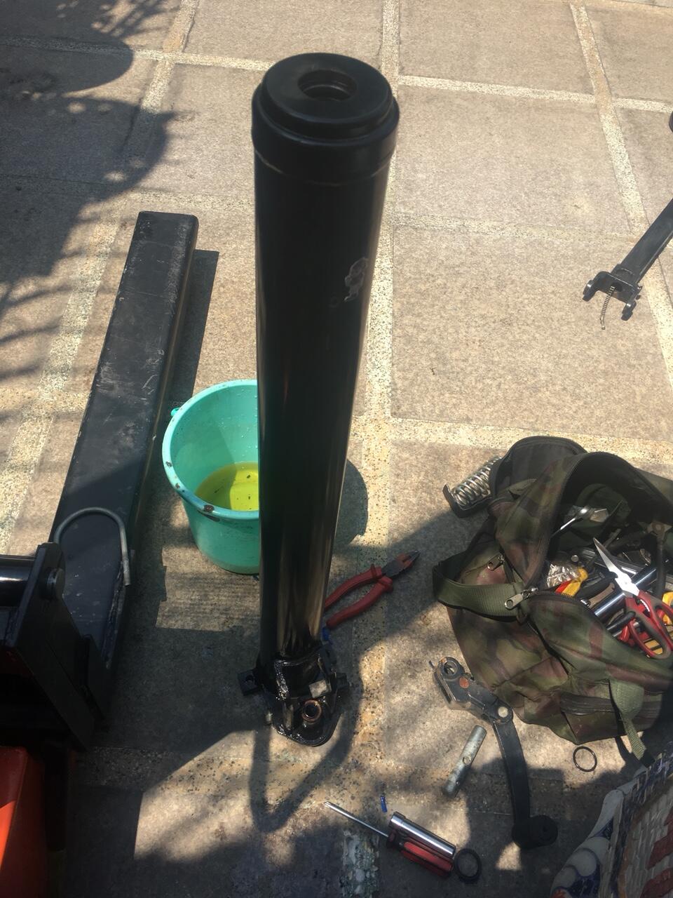 Hình ảnh tháo ty bơm ra khỏi xe nâng tay cao 1000kg tại Gò Vấp