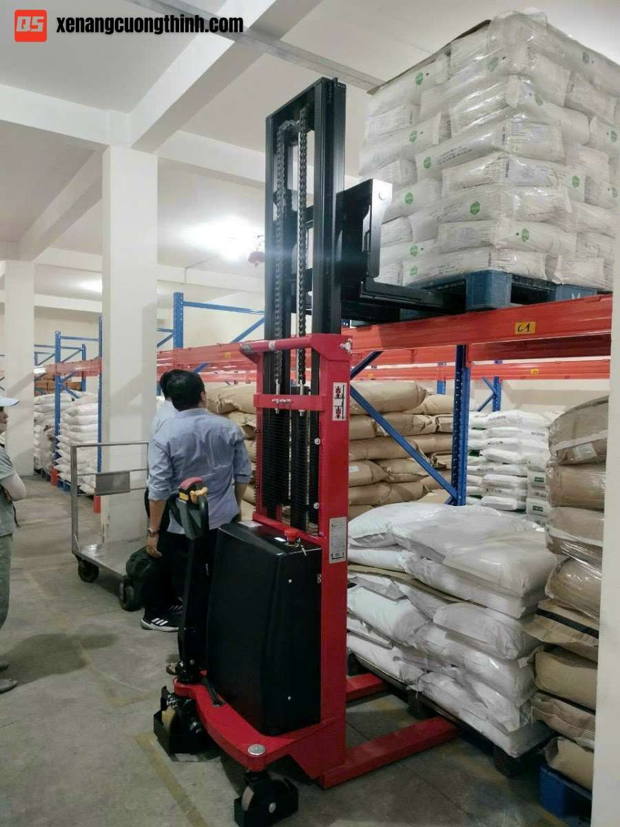 Ứng dụng xe nâng bán tự động