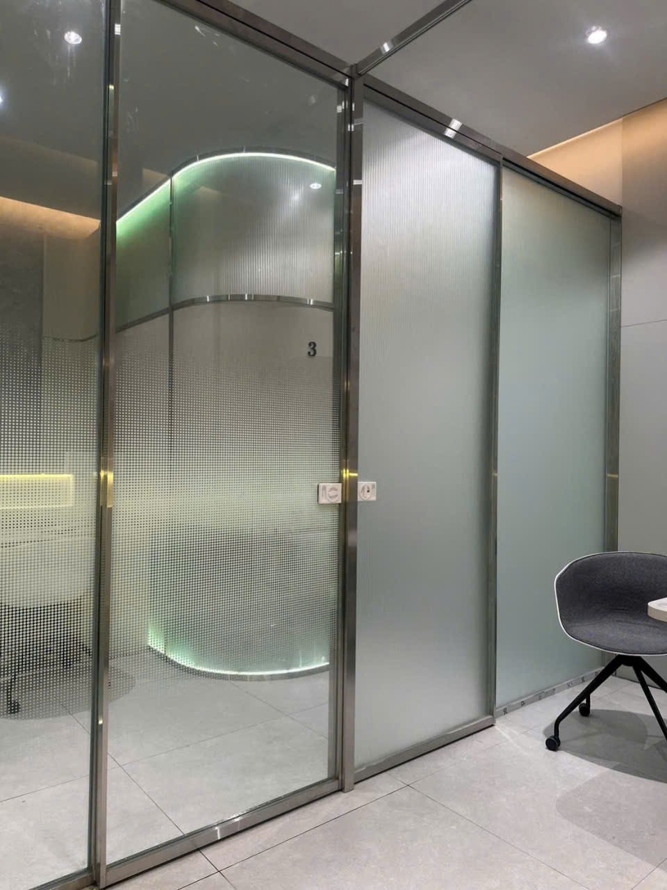 Vách kính sọc khung inox mạ PVD, sản xuất thi công theo yêu cầu citybuilding