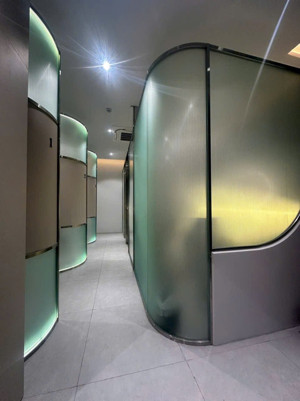 VÁCH KÍNH SỌC UỐN CONG KHUNG INOX CHO SPA VÀ PHÒNG KHÁM