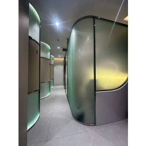 VÁCH KÍNH SỌC UỐN CONG KHUNG INOX CHO SPA VÀ PHÒNG KHÁM