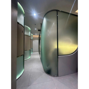 Vách kính sọc uốn cong khung inox cho spa và phòng khám
