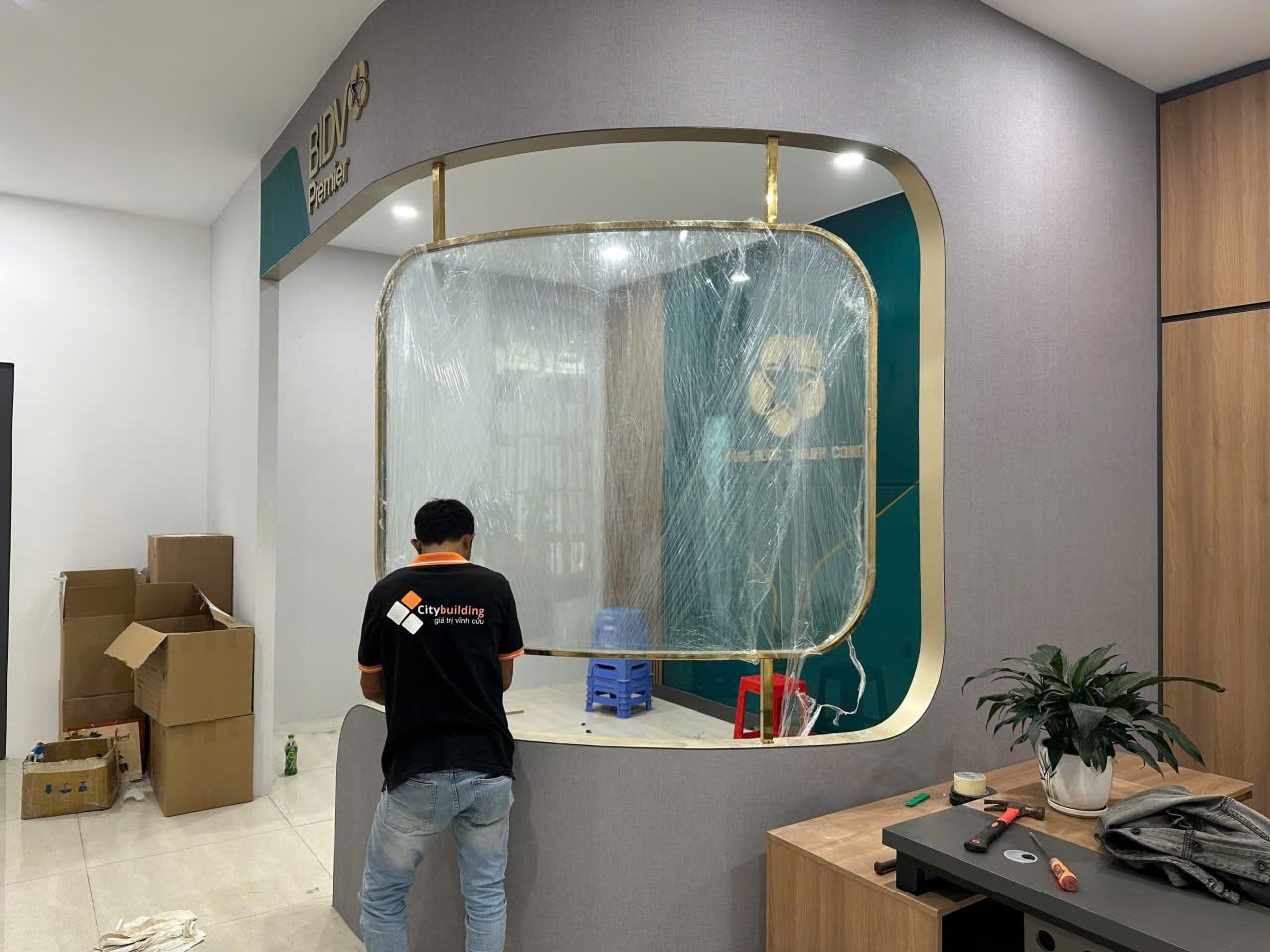 VÁCH KÍNH UỐN CONG KHUNG INOX MẠ PVD CHO KHÔNG GIAN CAO CẤP