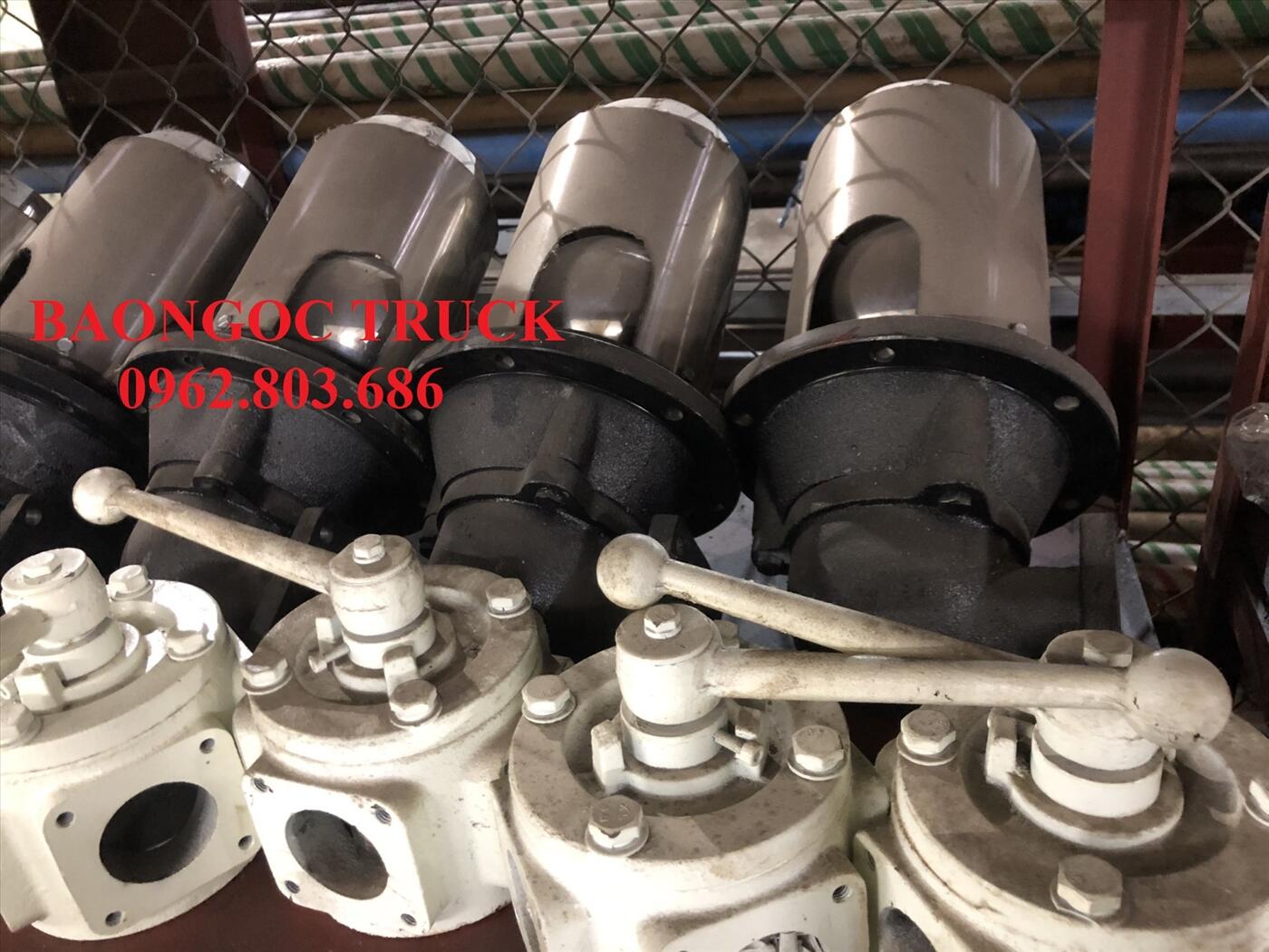 Van 4 cửa xe hút chất thải
