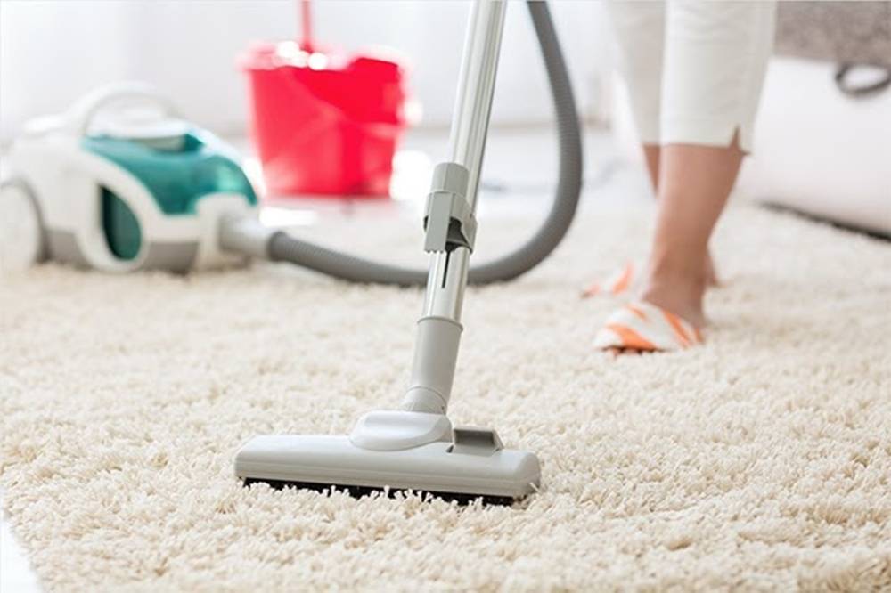 Sử dụng dụng cụ chuyên dụng để lau thảm tại nhà