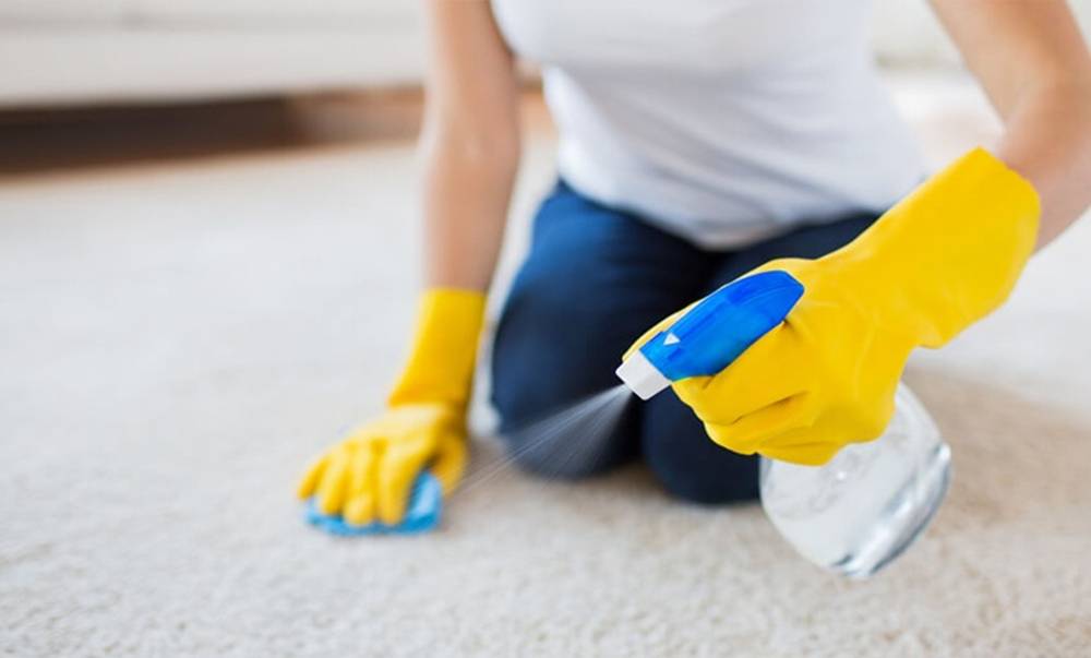 Dùng hoá chất vệ sinh thảm