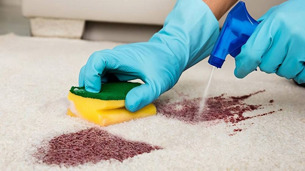 Dùng chất tẩy và hoá chất để vệ sinh thảm