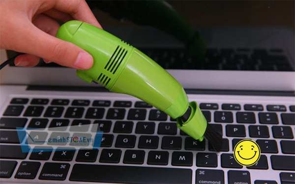 Vệ sinh khu vực loa - bàn phím