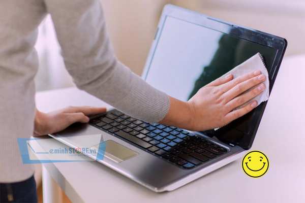 Lau màn hình đúng cách