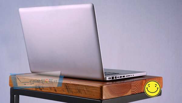 Lau vỏ máy bằng khăn mềm