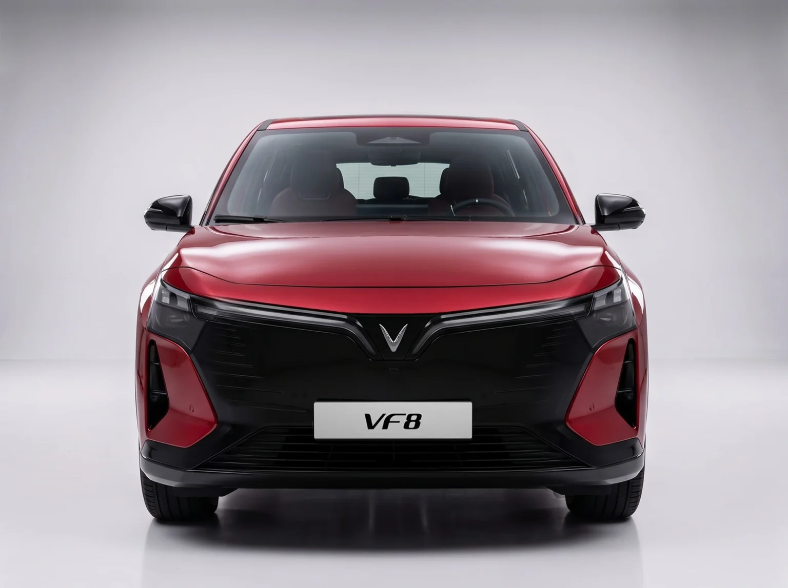 VinFast gọi triết lý thiết kế VF8 All New 2026 là “Dòng chảy công nghệ”, tập trung vào sự liền mạch, tinh tế và cảm giác chuyển động mạnh mẽ. Tại khu vực đầu xe, VF8 All New 2026 sở hữu mặt ca-lăng đen bóng trải rộng, kết hợp cùng dải đèn định vị hình cánh chim đặc trưng. Xe có 2 khe gió đặt dọc, cùng một hốc gió trung tâm ở cản trước.