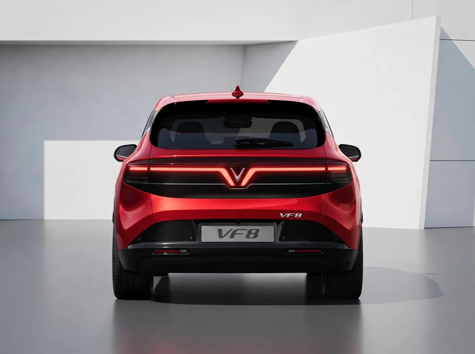 Đuôi xe VF8 All New 2026 khá tối giản với điểm nhấn là cụm đèn hậu cỡ lớn tích hợp dải LED định vị hình cánh chim.
