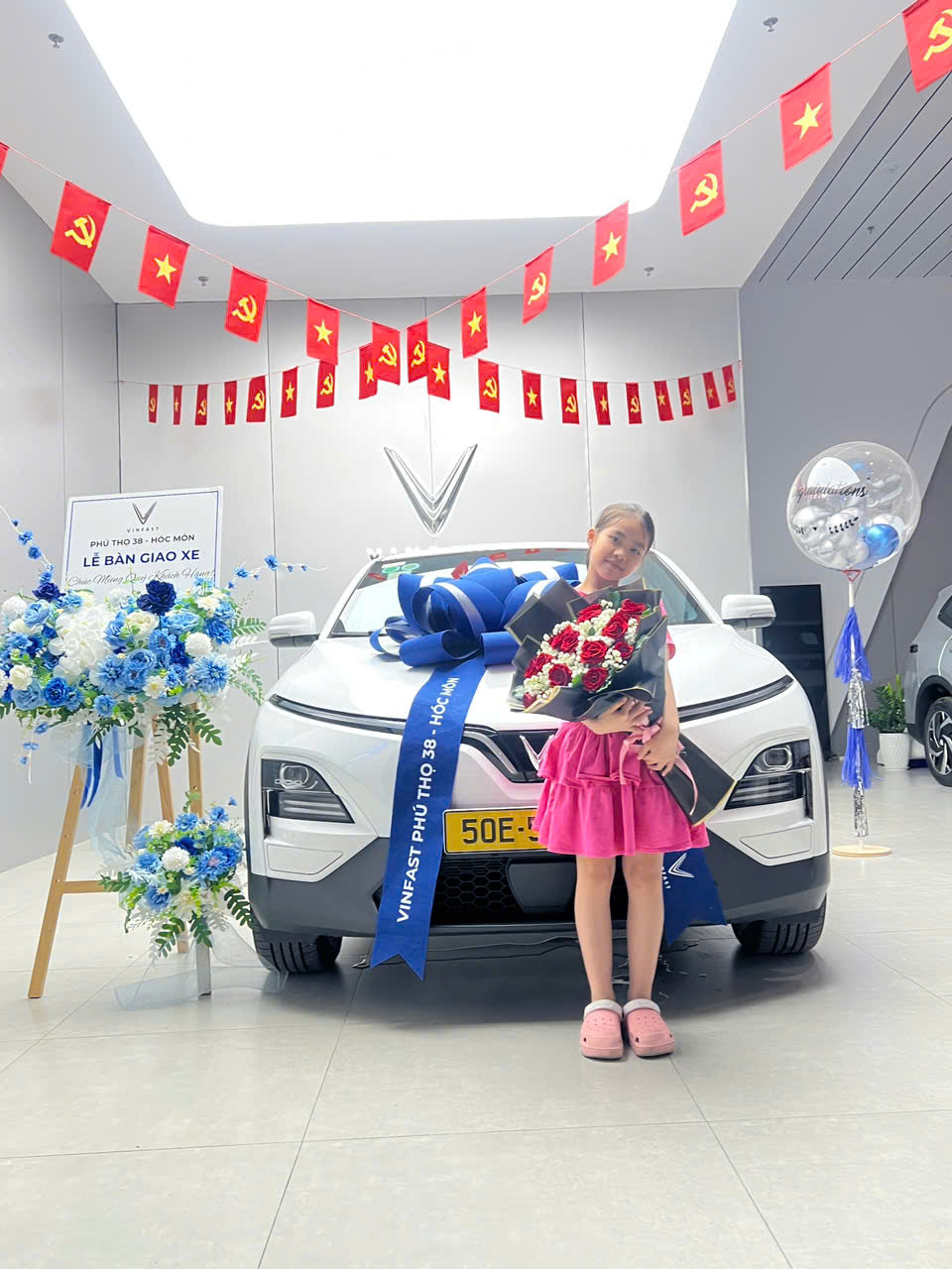 VINFAST HÓC MÔN TRÂN TRỌNG BÀN GIAO VF6 ECO - MÀU TRẮNG VỀ VỚI GIA ĐÌNH CHỊ GÁI - TÂN THUẬN- TP. HỒ CHÍ MINH