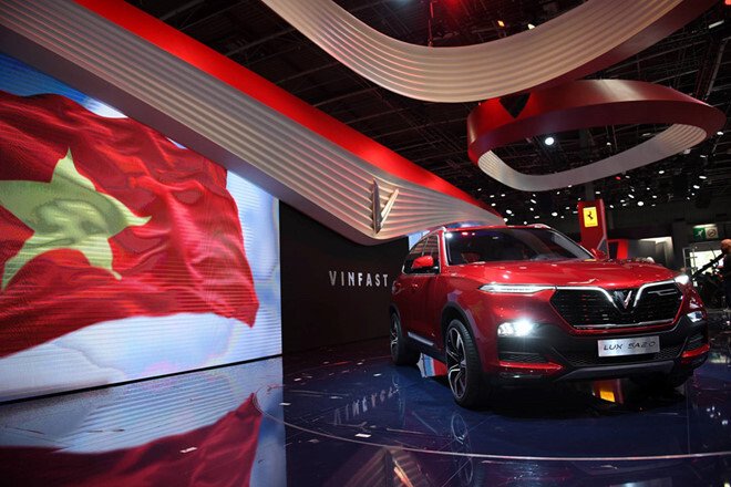 Hình ảnh lá cờ đỏ sao vàng tung bay cùng mẫu SUV của VinFast tại Paris Motor Show đã làm rạo rực trái tim hàng triệu người Việt Nam.
