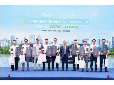 VINFAST BÀN GIAO LÔ XE LIMO GREEN ĐẦU TIÊN CHO KHÁCH HÀNG