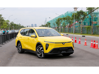 VinFast Limo Green: tăng tốc ổn khi đủ tải, hàng ghế ba rộng