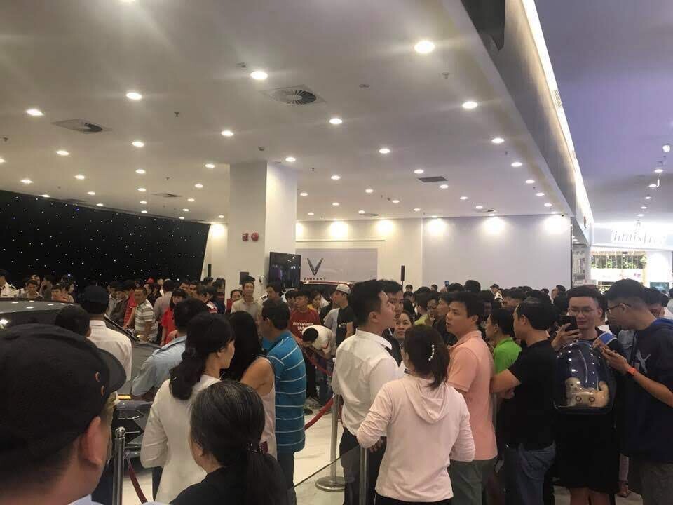 Người dân Sài Gòn chen chúc nhau đi đặt cọc khi VinFast mở bán đợt 1 tại Sài Gòn