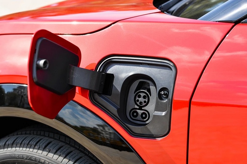 Phạm vi hoạt động của VF7 lên đến 400 km mỗi lần sạc đầy, giúp người dùng không còn lo lắng về quãng đường đi lại