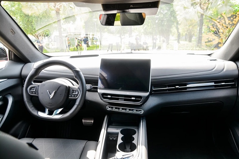 VinFast VF7 không chỉ gây ấn tượng với thiết kế ngoại thất mạnh mẽ mà còn mang đến một không gian nội thất sang trọng