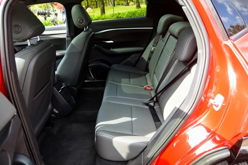 VinFast VF7 có không gian nội thất rộng rãi, thoải mái, phù hợp cho cả gia đình và những chuyến đi dài