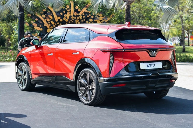 Phần đuôi xe của VinFast VF7 có thiết kế tinh tế với đèn hậu LED đặc trưng