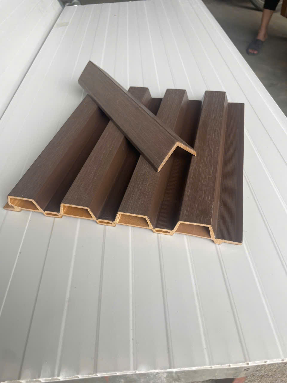 Tấm ốp phủ ASA 4 sóng gỗ nhựa LW-W224H24