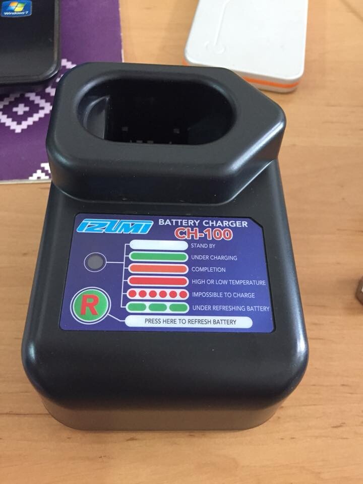 Xạc pin IZUMI CH-100