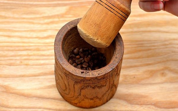 Xay cà phê hạt bằng cối và chày