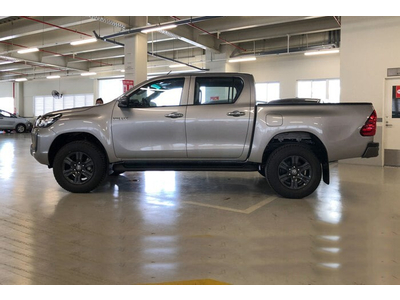Toyota Hilux 2.4 E 4x4 MT