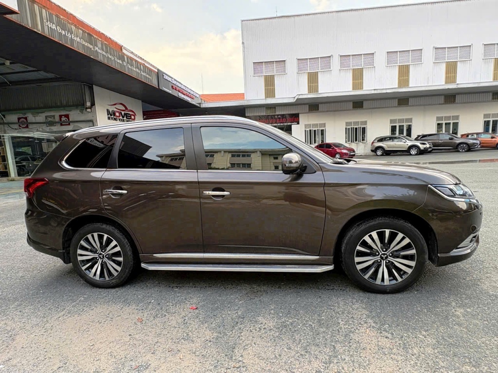 Xe CŨ Mitsubishi Outlander Premium 2023 đã qua sử dụng