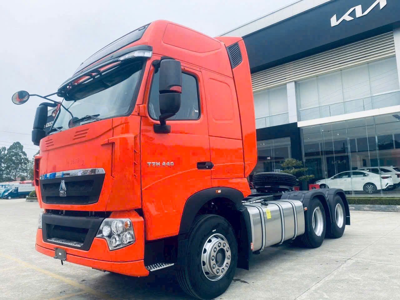 XE ĐẦU KÉO SINOTRUK HOWO T7H ĐỘNG CƠ MC11 NHẬP KHẨU