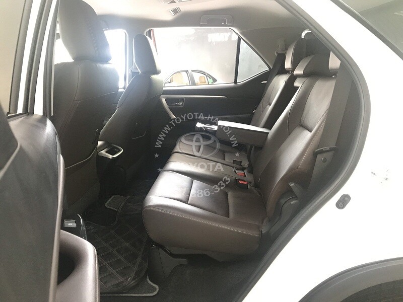 Nội thất xe Toyota Fortuner 2.7 AT máy xăng một cầu nhập khẩu