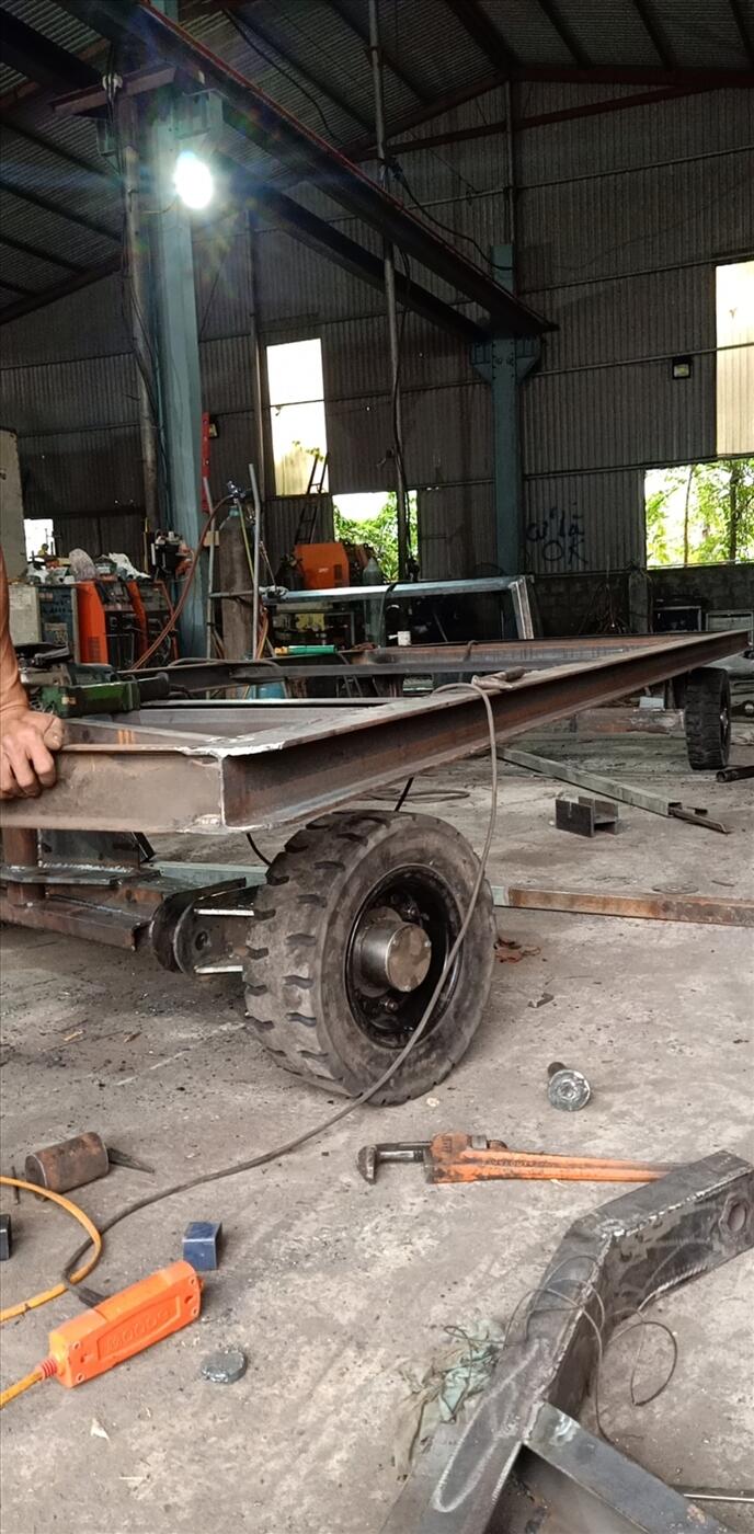 Xe kéo hàng trong kho bãi, nhà xưởng