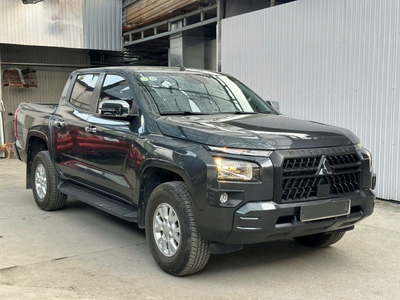 Xe lướt Mitsubishi Triton phiên bản tiêu chuẩn GLX màu xám