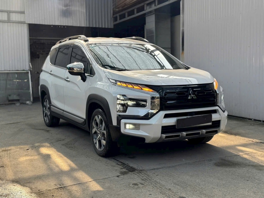 Xe LƯỚT Mitsubishi Xpander Cross 2024 màu trắng