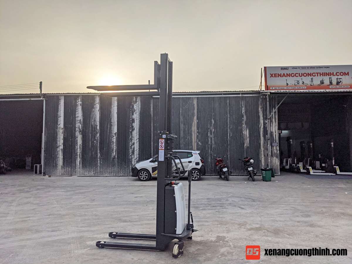 Xe nâng bán tự động 1.5 Tấn QSLift QSS15