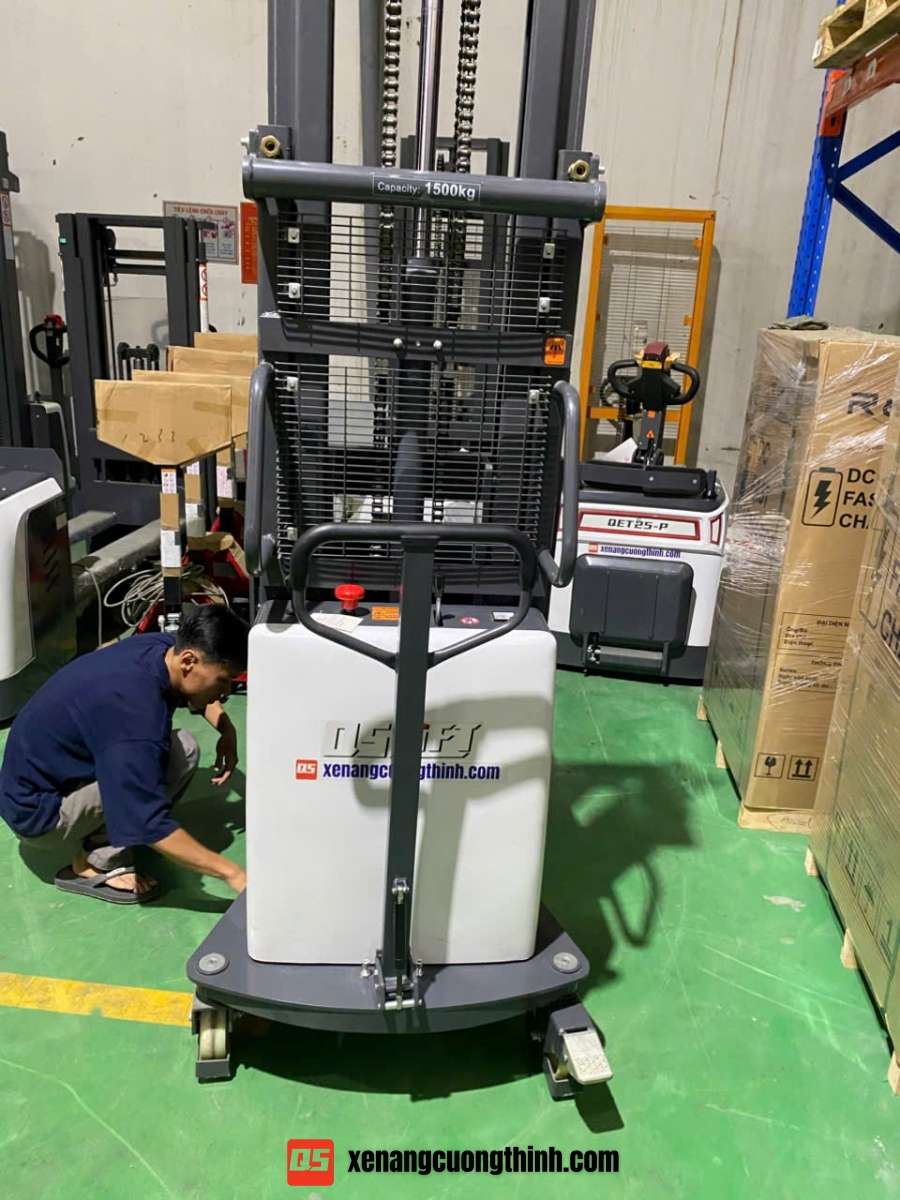 Xe nâng điện bán tự động tại Cường Thịnh